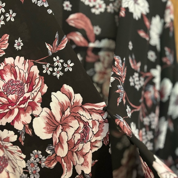 A. Byer Floral Butterfly Top- Size Medium - Picture 4 of 6